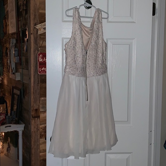 Cute little prom dress, worn once for a wedding. - Picture 2 of 3